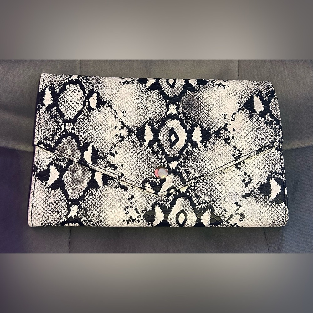 ALDO FAUX SNAKESKIN TRAVEL CLUTCH. NWOT